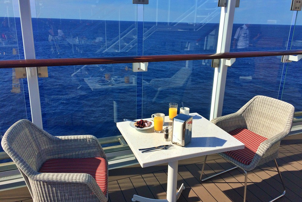 Frühstück im Aussenbereich des Ankelmannsplatz auf der Mein Schiff 6 während der Kreuzfahrt Mallorca bis New York