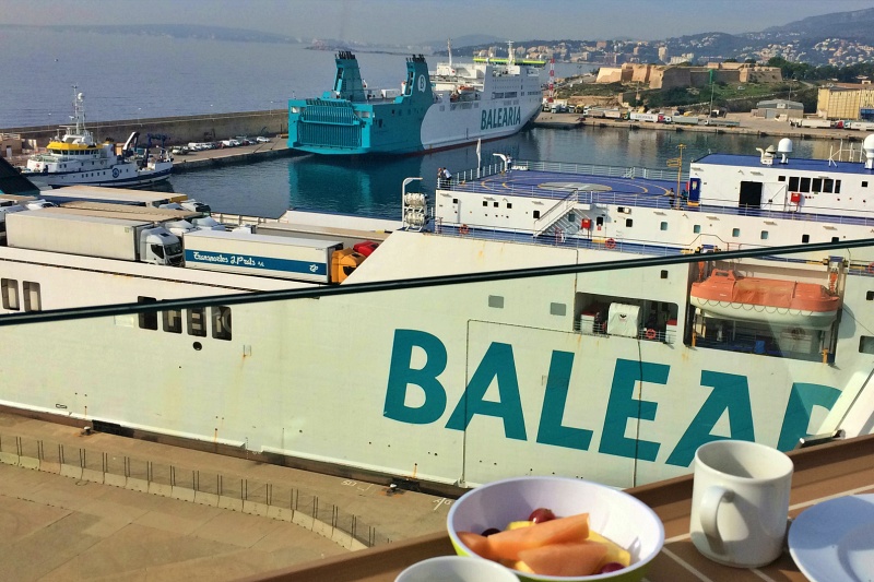 Frühstück im Hafen von Mallorca an Bord der Mein Schiff 4 vor der Kreuzfahrt Mittelmeer mit Andalusien