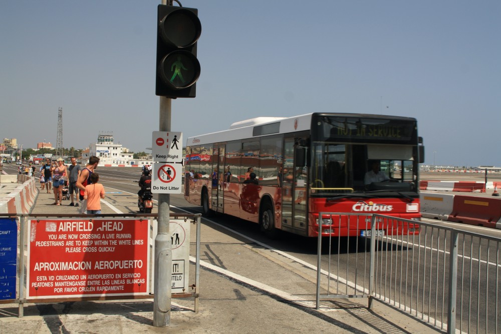 Strasse über die Rollbahn des Flughafen Gibraltar