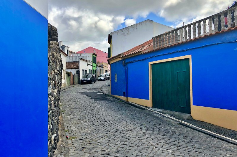 farbenfrohe Fassaden in Ribeira Grande
