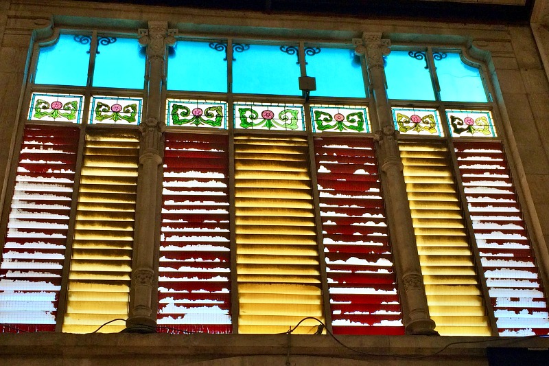 Jungendstilfenster in der Markhalle von Valencia