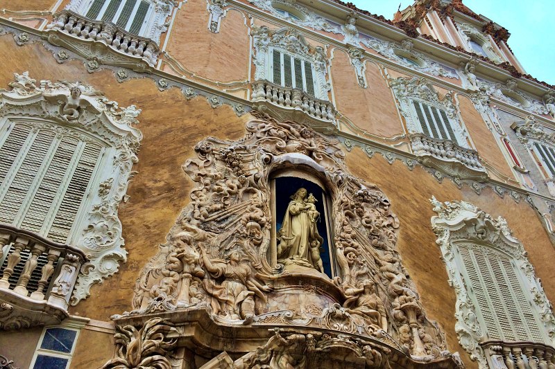 faszinierende Fassade in der Altstadt von Valencia während unseres Tagesausflug auf eigene Faust