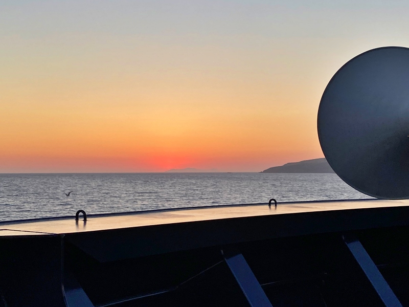 Die Mein Schiff 5 steuert in den Sonnenuntergang während der Kreuzfahrt Blaue Reise Griechenland