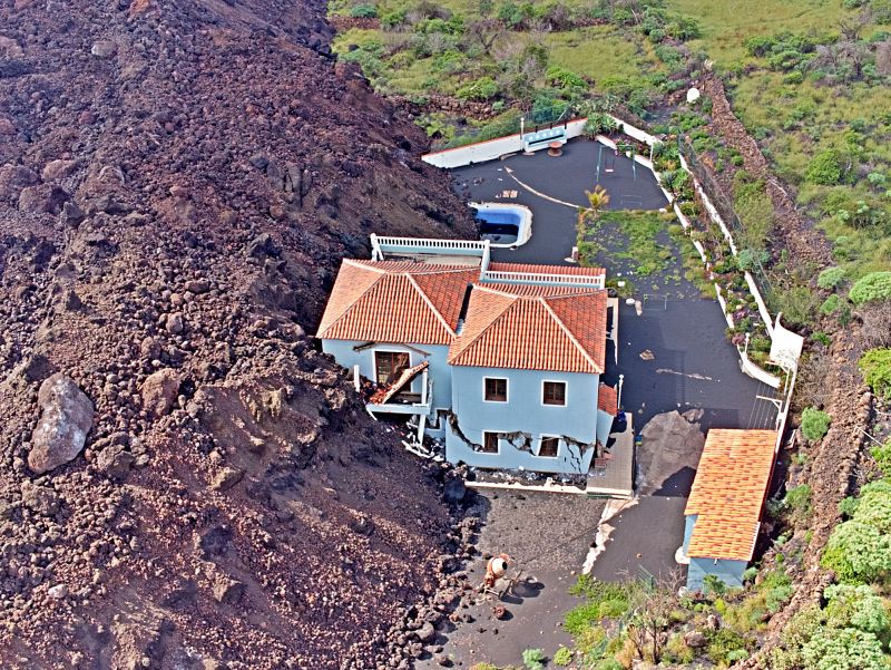 Drohnenaufnahme vom Rand des Lavastroms des Cumbre Vieja in El Paso während unseres Landausflug La Palma auf eigene Faust
