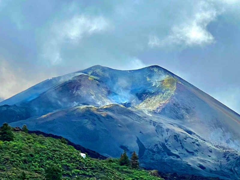 Der Vulkan Cumbre Vieja raucht auch noch im Januar 2022 bei unserem Landausflug La Palma auf eigene Faust