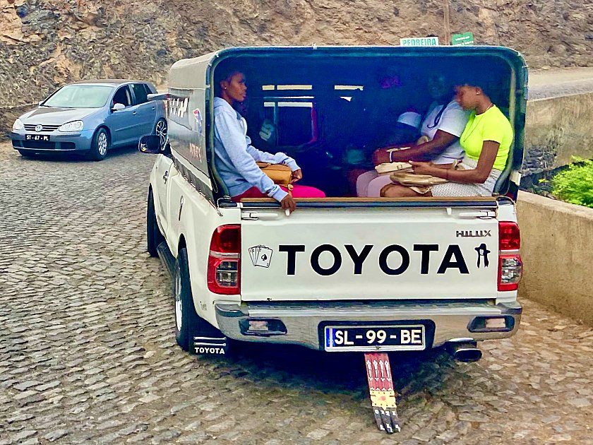 Sammeltaxi beim Landausflug Santiago auf den Kap Verden