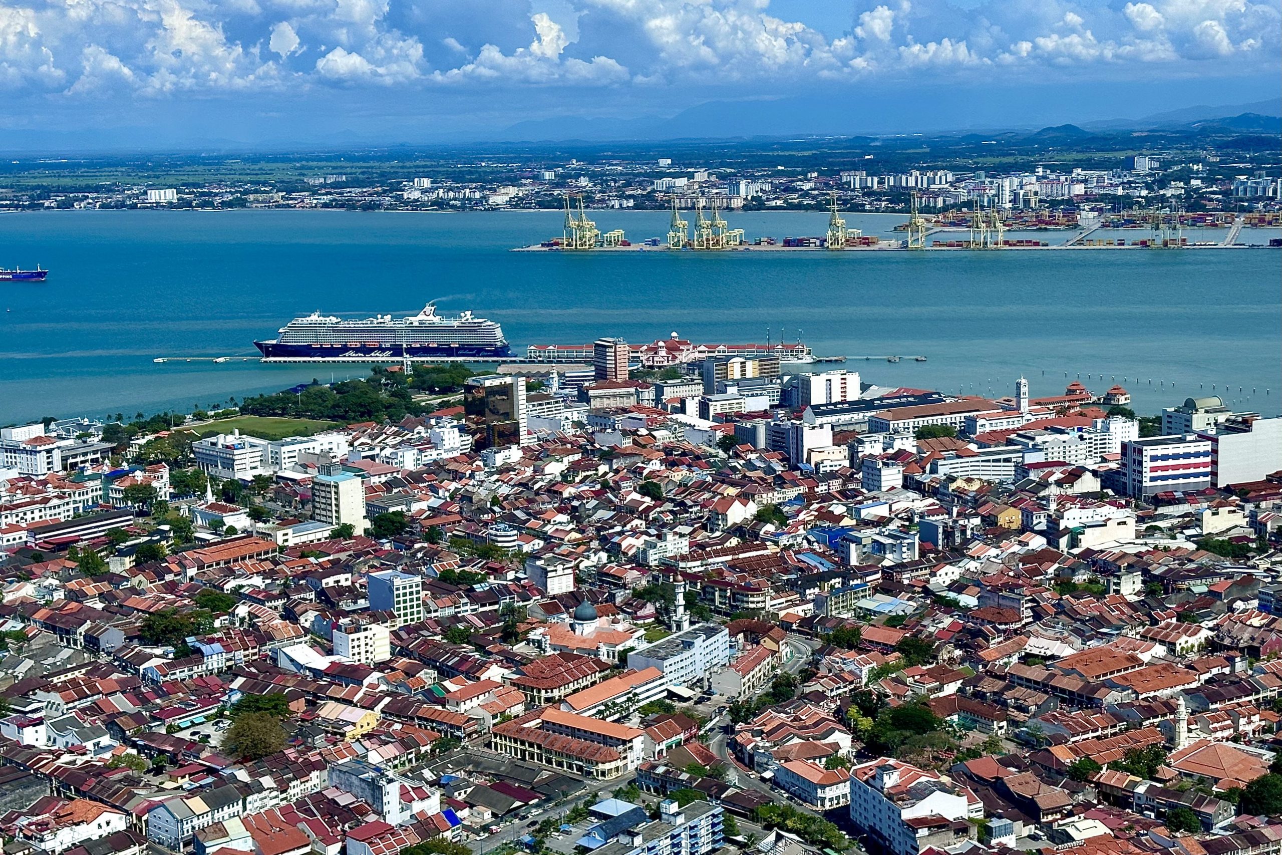 Landausflug Penang auf eigene Faust: Blick über Georgetown zur Mein Schiff 5