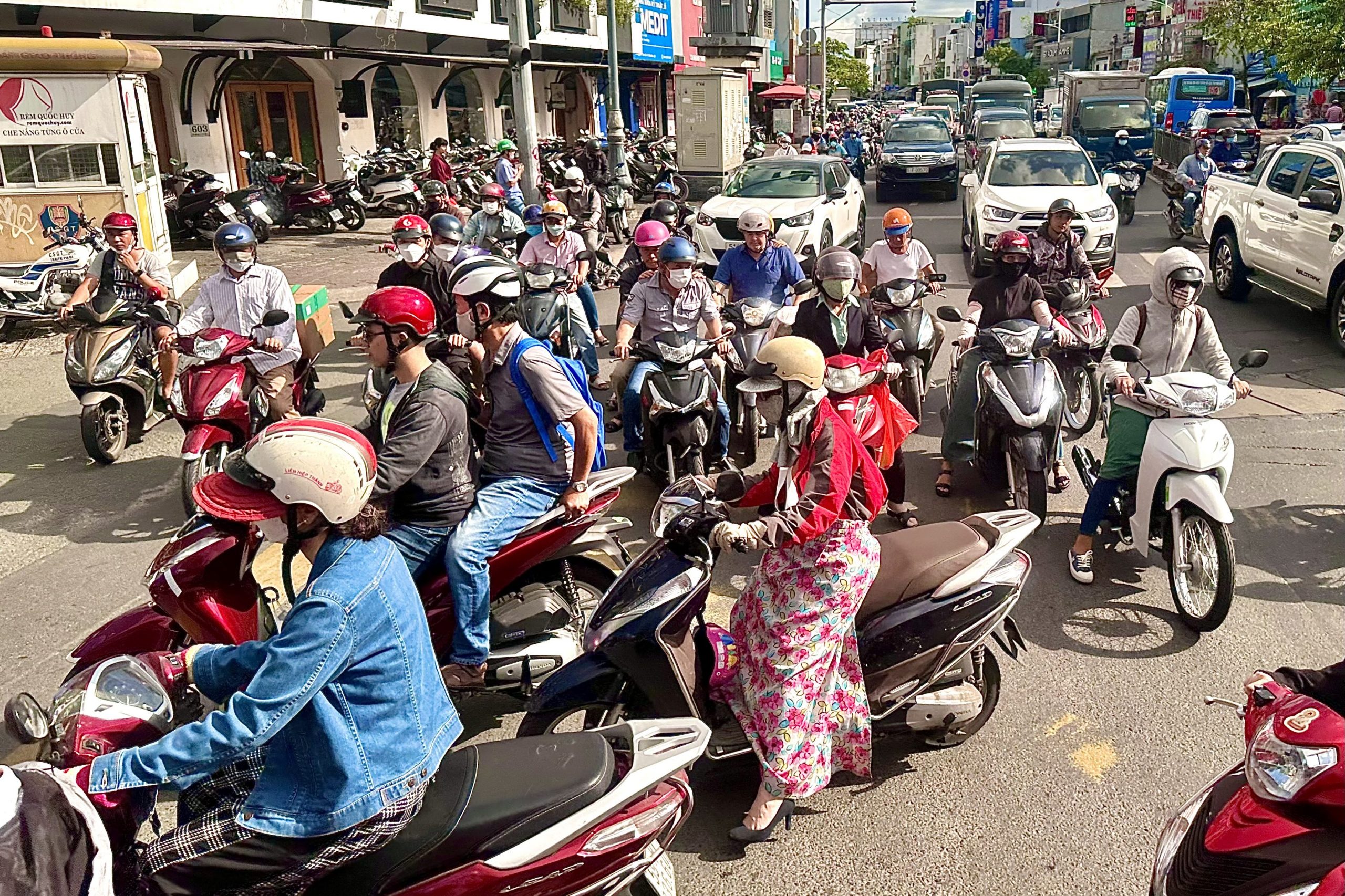 Mopeds überall beim Landausflug Vietnam