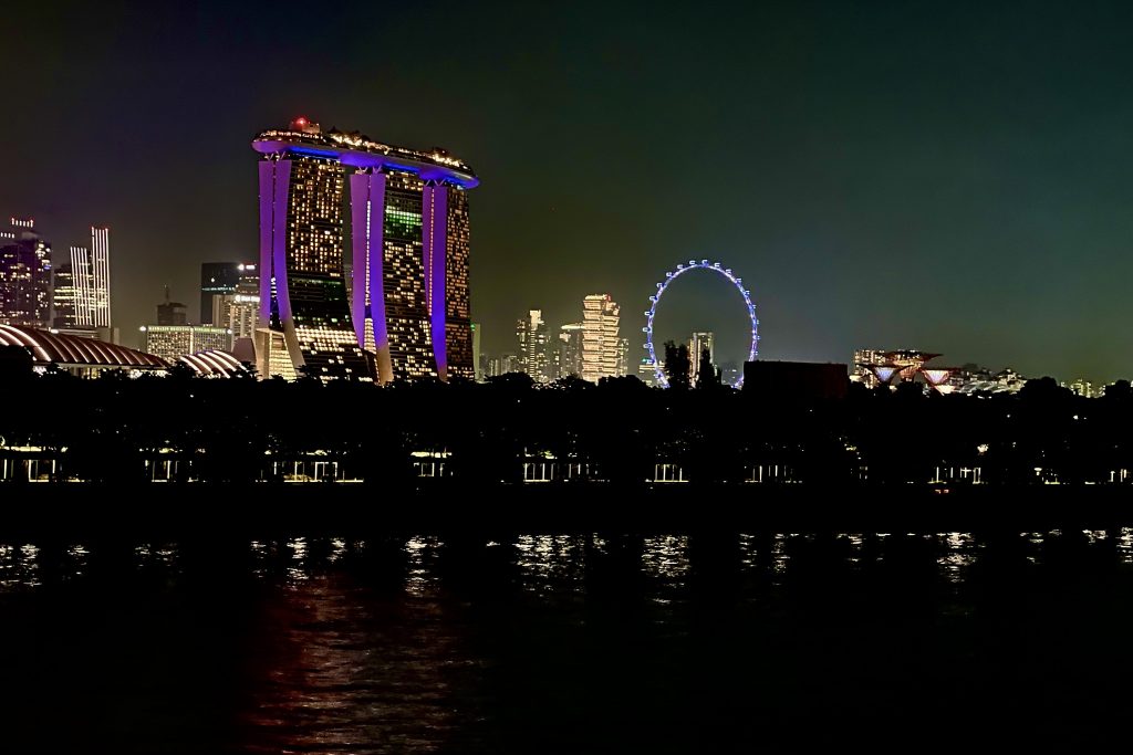 Blick von der Mein Schiff 5 auf das nächtliche Singapur während unserer Kreuzfahrt Asien mit Singapur