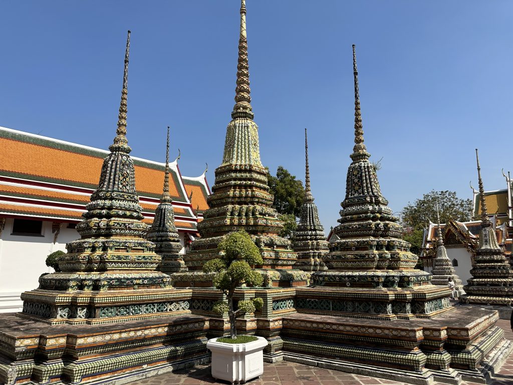 Chedis in Wat Pho beim Landausflug Bangkok