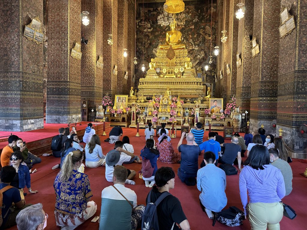 Im Ubosot von Wat Pho beim Landausflug Bangkok