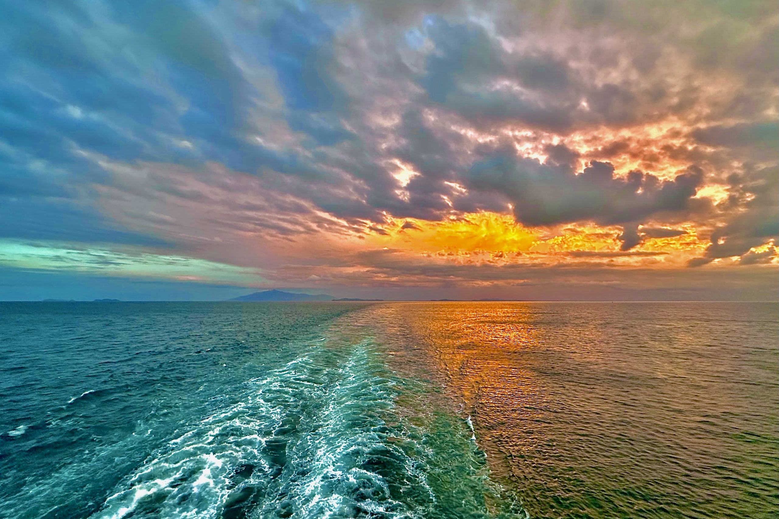 Sonnenuntergang auf dem Weg nach Vietnam an Bord der Mein Schiff 5 während der Kreuzfahrt Asien mit Singapur